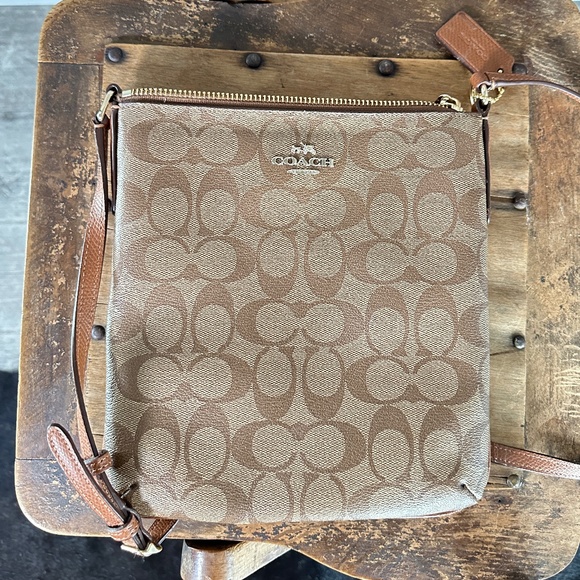 Coach messenger crossbody bag in signature canvas - Picture 1 of 10